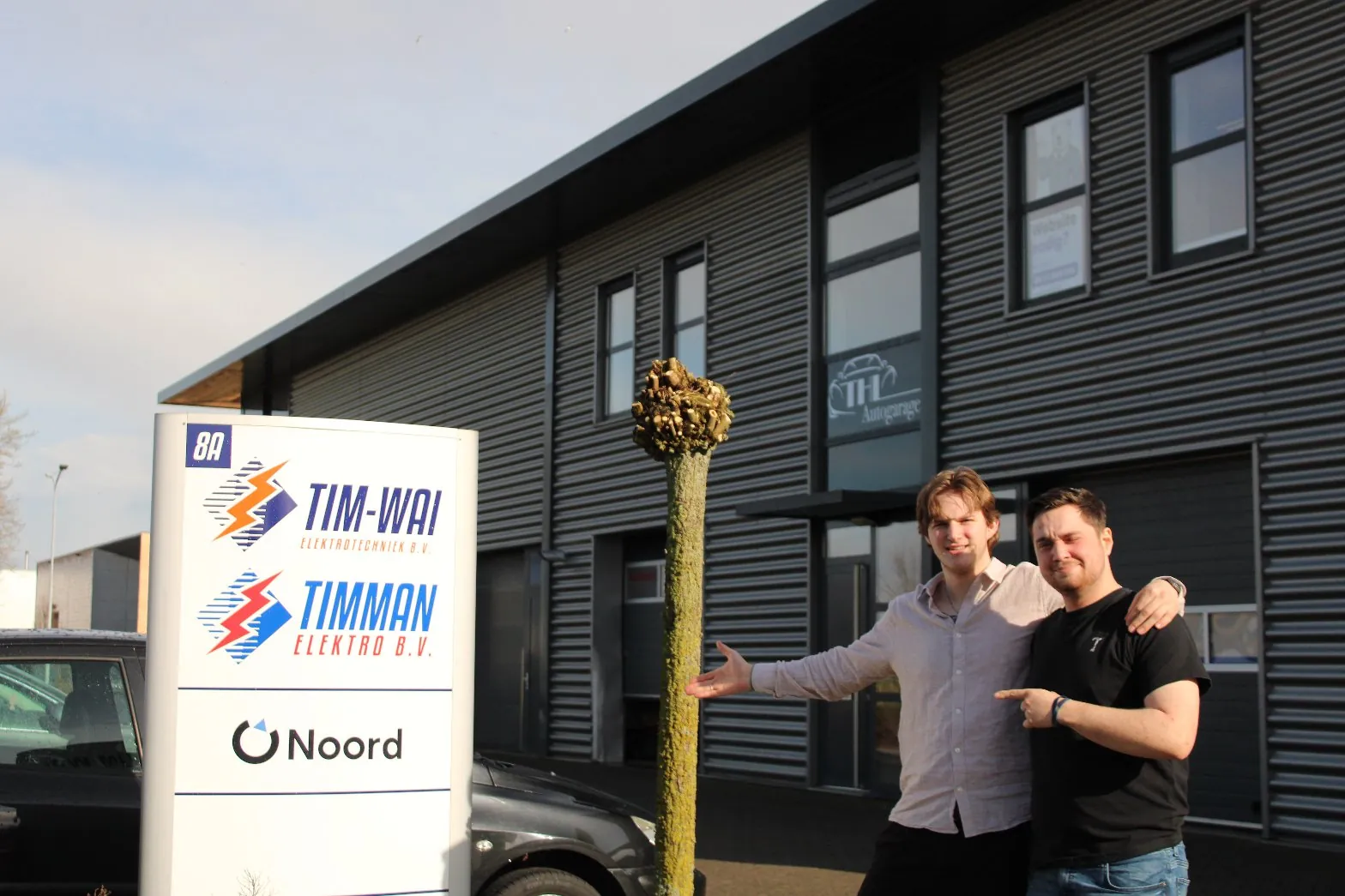 Het team van Noord Digital voor het kantoor met het Noord-bord